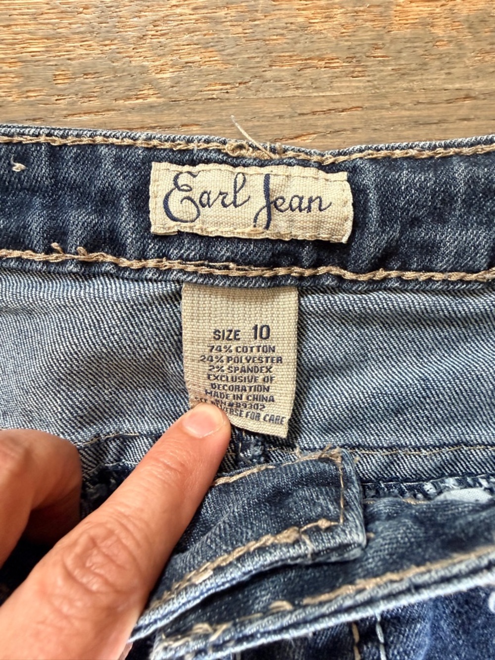 Earl Jean embroidered blue denim capris embellished back pockets and cuffed hem - Picture 3 of 6